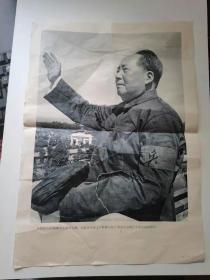 黑白老宣传画毛主席百万群众招手。
我们伟大的领袖毛主席，在首都向参加庆祝无产阶级的百万群众招手32×26厘米。