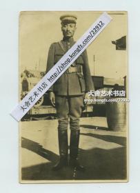 1925年军阀张作霖奉军郭松龄将军在满洲火车站老照片，泛银。1925年郭松龄与夫人到日本考察军事，听闻张作霖正在日本购买武器，要与南方的国民军开战，郭松龄愤慨至极，遂决定联络冯玉祥共同反奉，事后却被冯玉祥出卖。25日，被押至辽中县老达房后，郭松龄与夫人韩淑秀被枪杀。13.6X8.6厘米