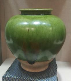 唐代高古绿釉罐，唐三彩极美绿釉罐，雄浑大气，包老包真，全品精美个大器好，艺术性美感都强烈唐三彩时代，难得一见，神韵非常，绿色希望，绝世珍宝，可遇不可求的唐三彩绿釉大罐，镇店之宝