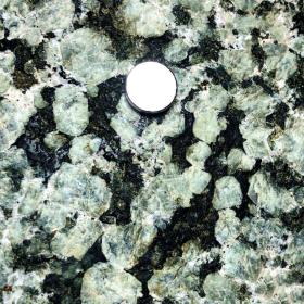 陨石原石，雪花陨石，极为稀有玉化的“雪花陨石”，独特，稀有，珍贵，极为罕见，“北国风过、万里雪飘”特大块头24斤多重，比重大，气印、熔壳的包浆堪称完美不可多得，油亮蜡质感极强，陨石特有的特征，陨石所具有的能量，地球没有的微量元素，神秘的外太空物质，是宝石不可企及的，天降奇石！此类陨石基本枯竭，玉化极好，透光（中磁性）色彩洋溢着神秘与独特，品相一流，非常不错可遇不可求的“，极品陨石，值得永久收藏