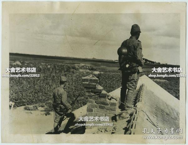 1937年9月4日卢沟桥事变后，在北京郊区南口一带警戒的侵华日军哨兵老照片