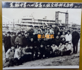 老照片：安徽芜湖——芜湖造船厂子弟学校（简称“芜船中学”），84届高二班全体师生留念。1983年12月，背景“东方红352”号轮船。