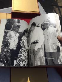 毛泽东与武汉（8开红绒布面精装带盒）画册