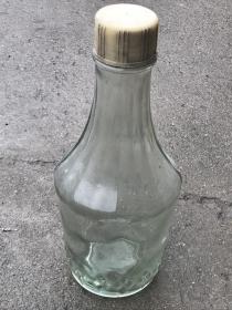 老玻璃瓶子、个头大、四五十年以上、口沿小崩瓷无裂、品相如图保真保老不议价