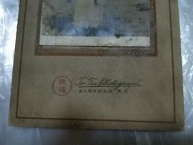 民国老照片 北京劝业场屋顶花园 德福照相馆 人物一 花园背景 衬硬板 照片9×6.5厘米 衬硬板15.8×9.7 厘米