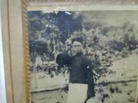 民国老照片 北京劝业场屋顶花园 德福照相馆 人物一 花园背景 衬硬板 照片9×6.5厘米 衬硬板15.8×9.7 厘米