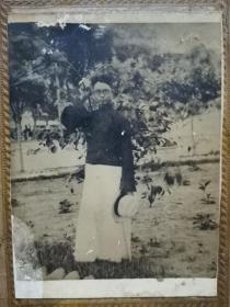 民国老照片 北京劝业场屋顶花园 德福照相馆 人物一 花园背景 衬硬板 照片9×6.5厘米 衬硬板15.8×9.7 厘米