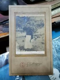 民国老照片 北京劝业场屋顶花园 德福照相馆 人物一 花园背景 衬硬板 照片9×6.5厘米 衬硬板15.8×9.7 厘米