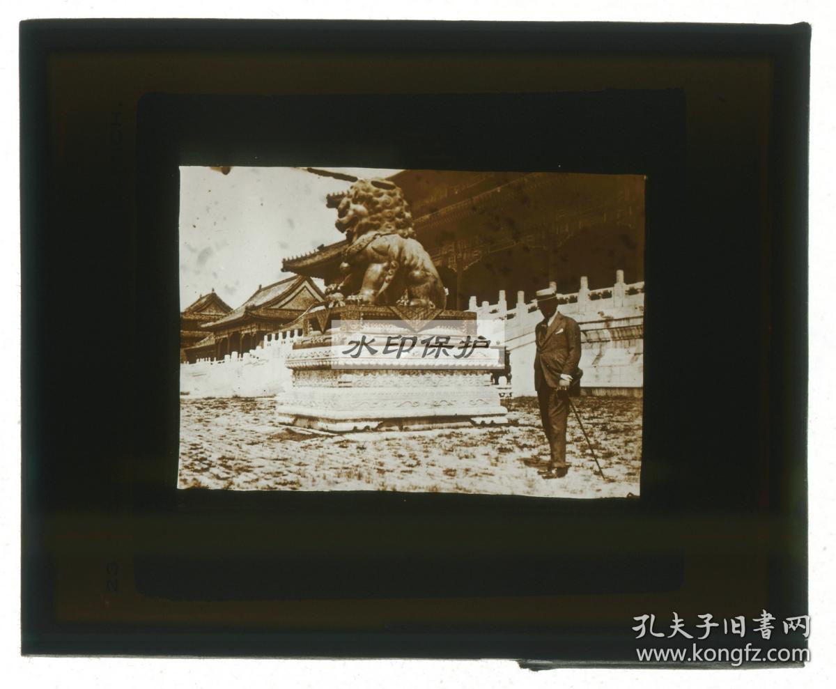 清代民国玻璃幻灯片-----民国时期外国人在北京故宫紫禁城铜狮旁留影