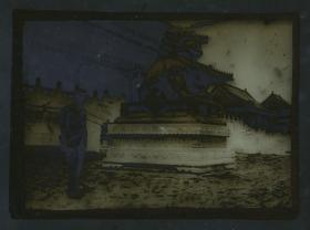 清代民国玻璃幻灯片-----民国时期外国人在北京故宫紫禁城铜狮旁留影