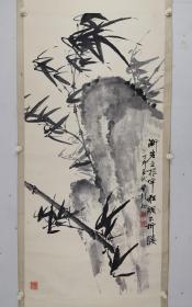 曾彩初   尺寸   116/58   立轴 
（1920—2011），又名曾庸，笔名夏雨、自了斋主。1920年生于湖南双峰青树坪，抗日战争时期毕业于南京美专，师从图画大师高希舜，解放前加入中共地下党，为湖南和平解放做出过很大贡献，以后在双峰县重点中学任教三十余年，桃李满天下，被誉为“湘中一师表”。生前为当代文化艺术社书画家创作员、中国书法家协会会员，北京中国画研究会研究员。