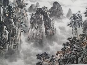 保真书画，当代山水画名家，祁景新山水画《黄山烟云》一幅，尺寸68.5×136cm。祁景新，现为中国美协会员，毕业于河南大学美术系，李可染再传弟子，师从著名画家、李可染之子李小可。祁景新绘画技艺日趋成熟，其水墨山水师法自然、意境深邃，气韵生动，极具诗情画意。《村头》入选第七届新人新作展获优秀奖；《雪霁》入选河南省第二届中国画作品展；《秋花》入选河南省第四届中国画作品展。《东山有月》被中央电视台收藏。