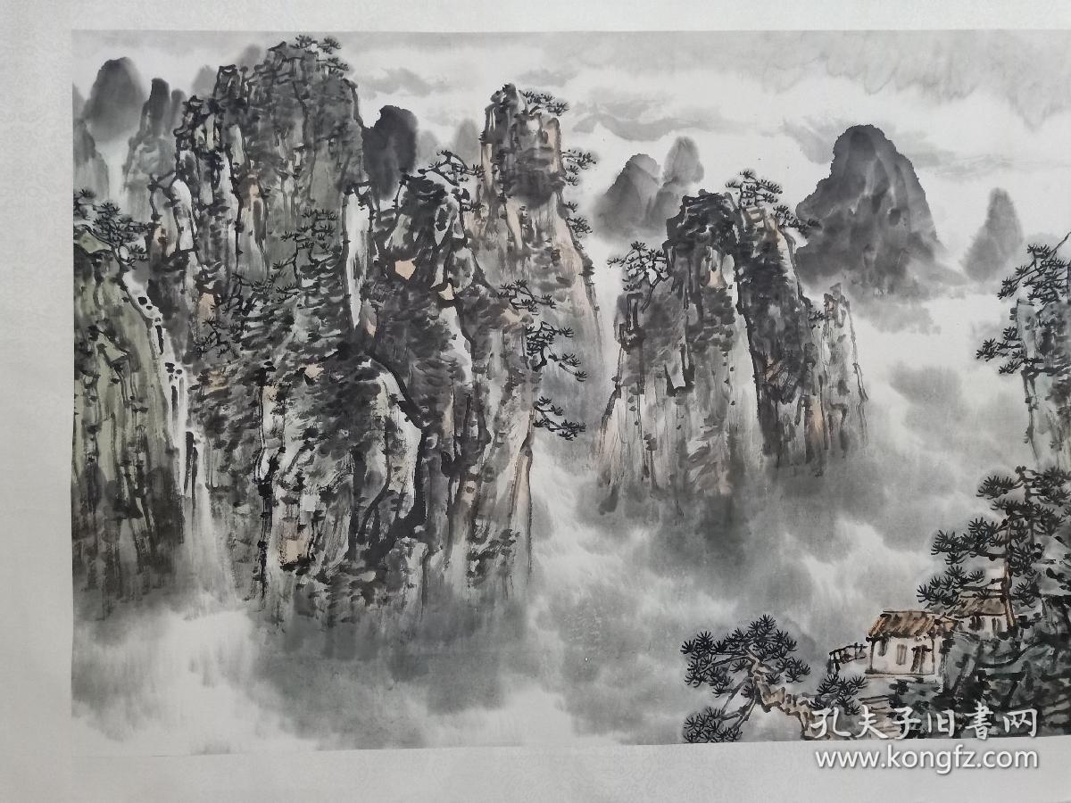 保真书画，当代山水画名家，祁景新山水画《黄山烟云》一幅，尺寸68.5×136cm。祁景新，现为中国美协会员，毕业于河南大学美术系，李可染再传弟子，师从著名画家、李可染之子李小可。祁景新绘画技艺日趋成熟，其水墨山水师法自然、意境深邃，气韵生动，极具诗情画意。《村头》入选第七届新人新作展获优秀奖；《雪霁》入选河南省第二届中国画作品展；《秋花》入选河南省第四届中国画作品展。《东山有月》被中央电视台收藏。