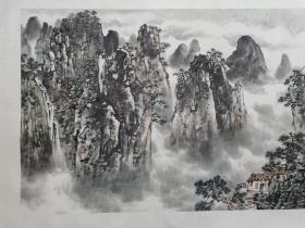 保真书画，当代山水画名家，祁景新山水画《黄山烟云》一幅，尺寸68.5×136cm。祁景新，现为中国美协会员，毕业于河南大学美术系，李可染再传弟子，师从著名画家、李可染之子李小可。祁景新绘画技艺日趋成熟，其水墨山水师法自然、意境深邃，气韵生动，极具诗情画意。《村头》入选第七届新人新作展获优秀奖；《雪霁》入选河南省第二届中国画作品展；《秋花》入选河南省第四届中国画作品展。《东山有月》被中央电视台收藏。