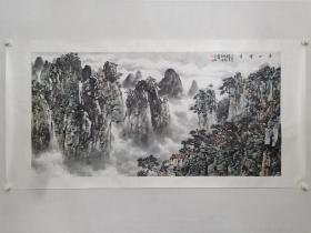 保真书画，当代山水画名家，祁景新山水画《黄山烟云》一幅，尺寸68.5×136cm。祁景新，现为中国美协会员，毕业于河南大学美术系，李可染再传弟子，师从著名画家、李可染之子李小可。祁景新绘画技艺日趋成熟，其水墨山水师法自然、意境深邃，气韵生动，极具诗情画意。《村头》入选第七届新人新作展获优秀奖；《雪霁》入选河南省第二届中国画作品展；《秋花》入选河南省第四届中国画作品展。《东山有月》被中央电视台收藏。