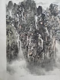 保真书画，当代山水画名家，祁景新山水画《黄山烟云》一幅，尺寸68.5×136cm。祁景新，现为中国美协会员，毕业于河南大学美术系，李可染再传弟子，师从著名画家、李可染之子李小可。祁景新绘画技艺日趋成熟，其水墨山水师法自然、意境深邃，气韵生动，极具诗情画意。《村头》入选第七届新人新作展获优秀奖；《雪霁》入选河南省第二届中国画作品展；《秋花》入选河南省第四届中国画作品展。《东山有月》被中央电视台收藏。