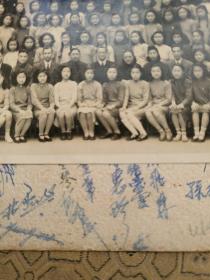 1949年5月上海女子中学初中甲组毕业生全体摄影（背板有全体同学签名）