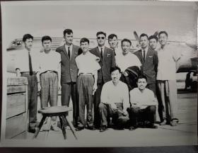 60年代邓小平访问罗马尼亚中国民航专机人员与留学生合影