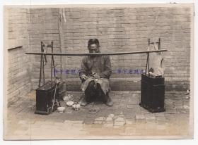 1930年代，中国，一个售卖商品的小贩。