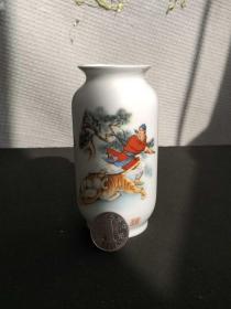 博山瓷花瓶：武松打虎 滑石瓷细白超薄 底款：中国博山（金彩） 口外侧有小磕（见图中红⭕）出口创汇产品