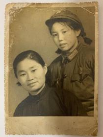 【老照片】母女二人合影（两张一大寸一小寸）。女孩戴着红星帽，梳马尾辫，穿着军装等 具有鲜明的时代印记。