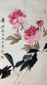 王小古牡丹镜片.品相完好，尺寸：69X39，王小古（1915.4—1982.12），中国当代著名画家，原名崇古，江苏灌南县人，1952年迁居临沂。1952年调来山东临沂师范学校，落户沂蒙30年。先后在临沂师范、临沂艺校、临沂教育学院任美术老师。生前为中国美术家协会会员、美协山东分会常委理事、临沂县政协副主席、临沂教育学院和山东艺术学院副教授。 
替人代售，请自断，售出不退。