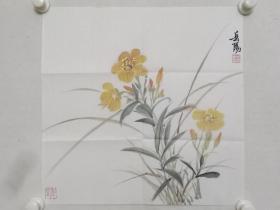 保真书画，当代优秀女画家，岳阳精美花卉鸟画小品一幅，尺寸44.5×45.5cm。岳阳，自幼得著名画家武穆王二十八世孙、祖父岳石尘熏陶，主攻中国花鸟画。2001年起在嘉兴画院工作，师从仲中晓，得嘉兴画院多位画家的指导。现为浙江省美术家协会会员、浙江省中国花鸟画家协会会员、秀洲区美术家协会副秘书长。