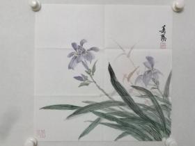 保真书画，当代优秀女画家，岳阳精美花鸟画小品一幅，尺寸44.5×44.5cm。岳阳，自幼得著名画家武穆王二十八世孙、祖父岳石尘熏陶，主攻中国花鸟画。2001年起在嘉兴画院工作，师从仲中晓，得嘉兴画院多位画家的指导。现为浙江省美术家协会会员、浙江省中国花鸟画家协会会员、秀洲区美术家协会副秘书长。