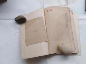 一本关于共产主义的书，手机上翻译是：达尔基·德米特洛夫 ——革命家的半生和斗刀手的素描。1951年版。盖重庆市图书馆藏章。有十月革命等内容
