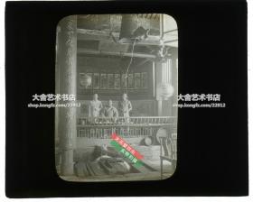 清代民国玻璃幻灯片-----民国佛教寺院法师和小和尚，椅子前很多茶杯，座前有神兽头泉水，牌匾文字皆和水、泉、海等有关，上部的钟杵是一条木鱼。某处的龙泉寺？下联楹联曰：随处可化身喝水有灵何须别求南海