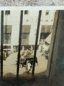 民国中央银行总行储蓄信托部大楼前街景照片， 小汽车，行人，买卖人等等。泛银明显