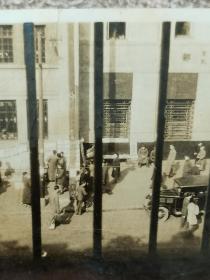 民国中央银行总行储蓄信托部大楼前街景照片， 小汽车，行人，买卖人等等。泛银明显