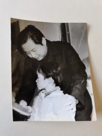 著名乒乓球前辈徐寅生八十年代初期任中国乒协主席，辅导业余体校小学生，出版用照片