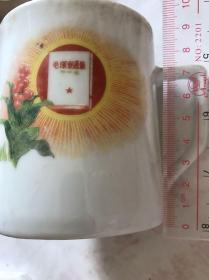 大时期，毛泽东选集景德镇瓷杯。战无不胜的毛泽东思想万岁。品种少，唯一遗憾的杯口有一小块崩缺！其它完美。