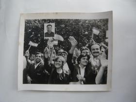 珍贵的历史资料图片：罗马尼亚人民高举华主席像欢迎到访