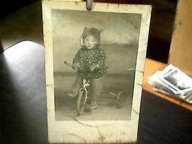 老照片：骑童车的儿童