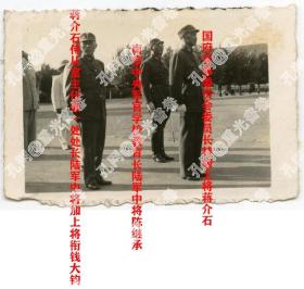 1937年抗战前夕蒋介石委员长于南京中央陆军军官学校授旗授枪仪式，左委员长侍从室主任陆军中将钱大钧，右南京中央陆军军官学校教育长陆军中将陈继承陪同检阅，南京国际社拍摄，真原版，非新闻片