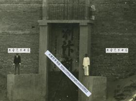 1935年5月22日河南开封城金耀门北附近利汴闸，为进水口，该水门历史悠久，为明代开辟，是引黄河水进入城区的闸门，更是开封市一座十分重要的水门。 开封城墙有两处水门，分别为济梁闸和利汴闸。14.2X10.1厘米，泛银