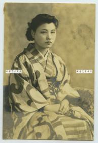 民国时期日本和服年轻女子坐像老照片