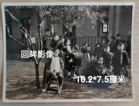 民国教师系列：快乐的幼稚园生活等2枚合售