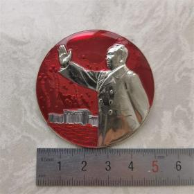 红色纪念收藏**时期毛主席像章胸针徽章包老物件招手地图