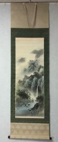 N33日本回流精品彩墨山水立軸，絹本綾裱实木軸頭，畫芯40×106㎝，款印如图【美峰】品相如圖完好，精装绫裱放心收藏！