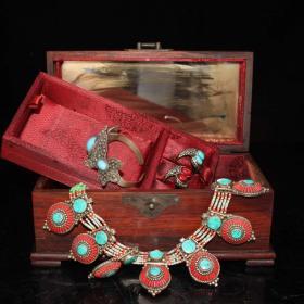 古玩收藏西藏回流首饰盒内装手镯戒指 尺寸：长20厘米 宽10厘米 高9.5厘米