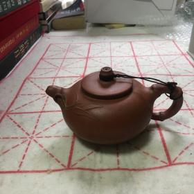 老紫砂茶壶，王东，中国工艺美术师，优秀中青年陶艺家，中国工艺美术学会会员，江苏省陶艺专业委员会会员（名家作品：宜兴 王东）紫砂壶盖子内有小破坏，外面壶身非常圆润饱满，手工制作