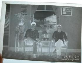 【老照片（老底片）】照相馆摆照，布景是桂林山水，日历上显示“1974年”【韶华胜极系列】