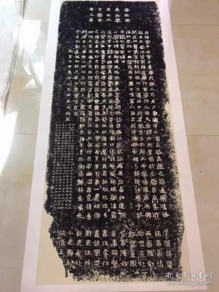 品名：爨宝子碑拓片复制品
材质：宣纸高清 艺术微喷
尺寸：50x125厘米
价格：130元
原汁原味展现晋碑风貌，装裱临习十分合适，工作室教室布置十分大气，爨宝子