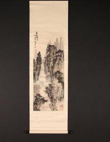 湖南省美术家协会、书法家协会会员李竹华山水国画《黄山烟云》，纸本立轴，日本回流，全幅148*43cm。