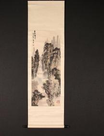 湖南省美術(shù)家協(xié)會(huì)、書法家協(xié)會(huì)會(huì)員李竹華山水國(guó)畫《黃山煙云》，紙本立軸，日本回流，全幅148*43cm。