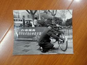 七八十年代的上海民警为民服务  当年的口号：警民一家亲！