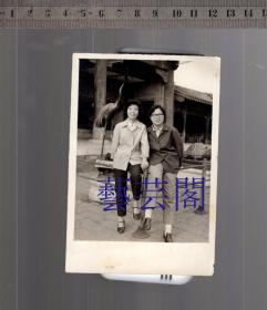 建国早期北京故宫内一鹤两妇女老照片，尺寸8*12CM